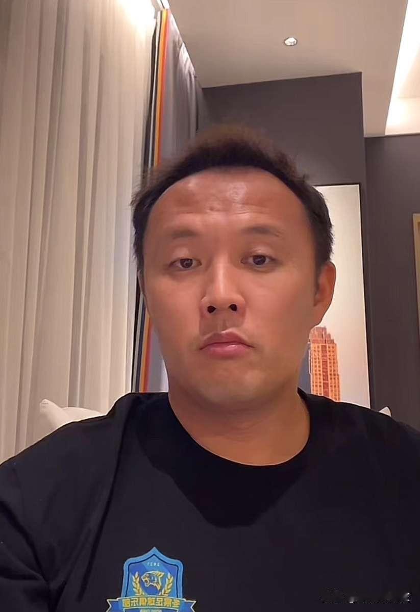 鲁能足校是收费的，家里承受不起。这句话我盯着看了半天，愣是没想好怎么接。一