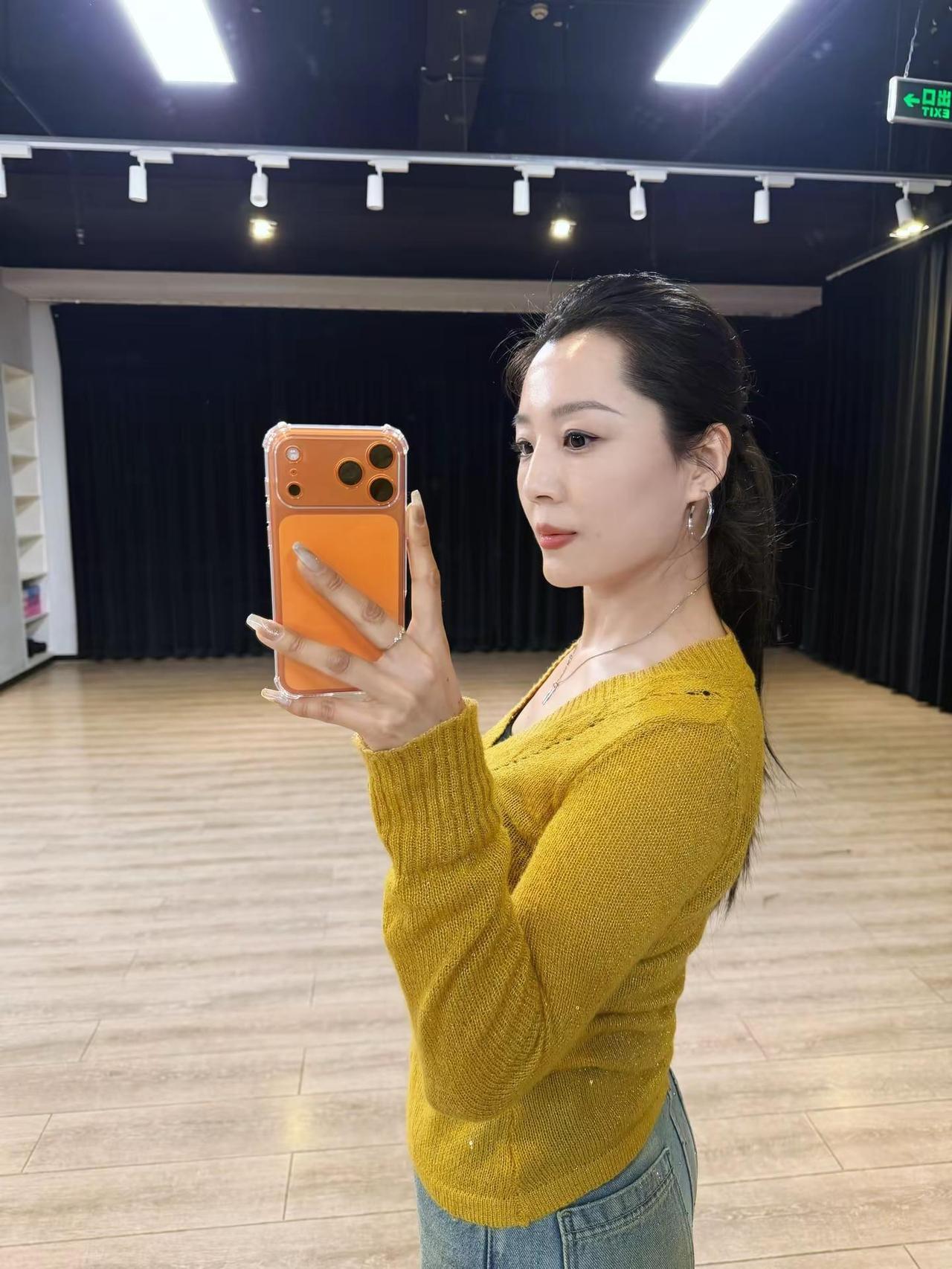 在热爱的事情里，永远有底气。舞蹈室里的每一次呼吸、每一次转身，都是和自己的对话。