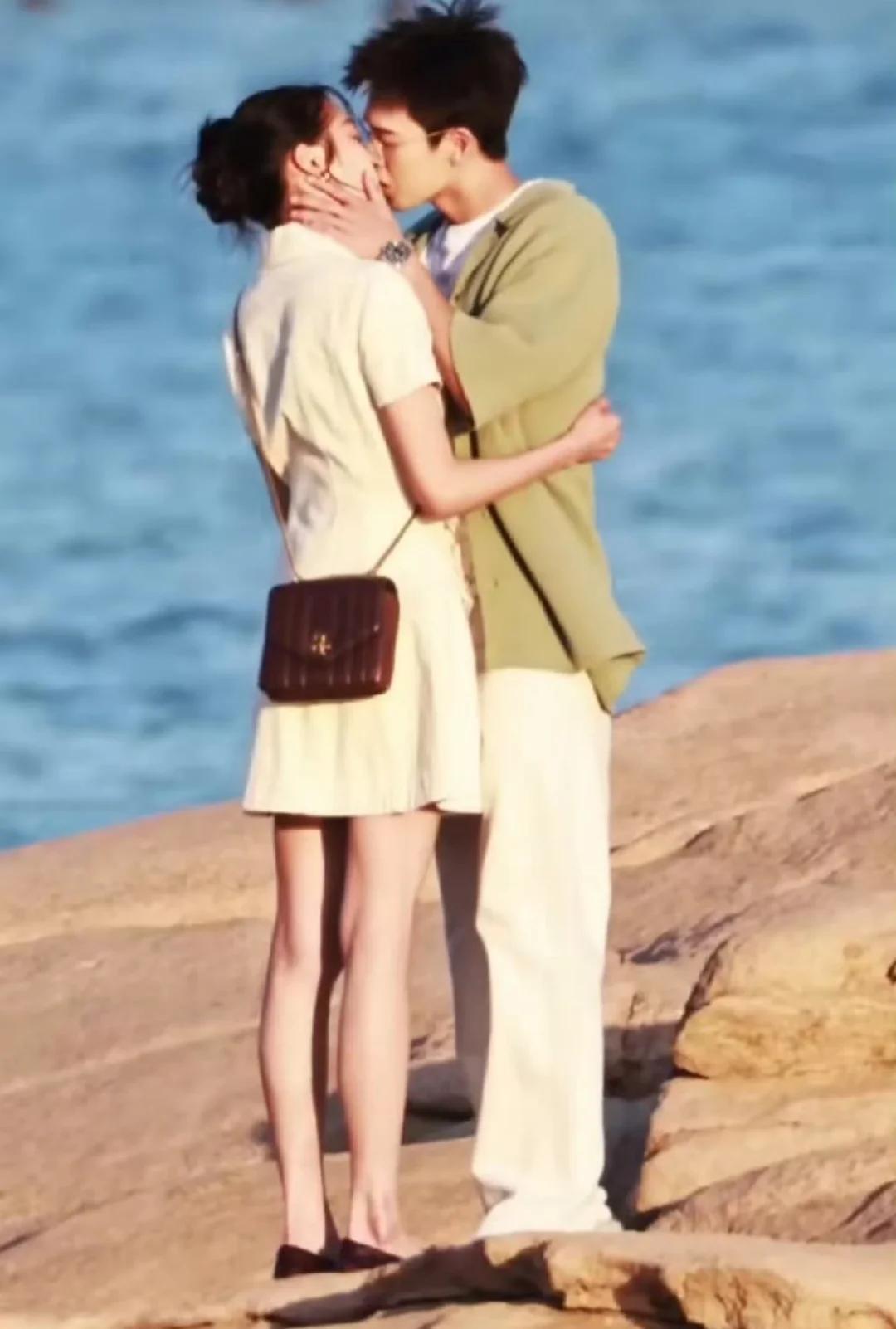 关晓彤和李昀锐刚官宣就开斯？电视剧《耀眼》一官宣，直接在网上掀起了不小的热度