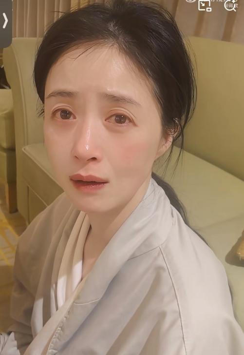 蒋欣，深夜痛哭。11月5日，42岁的蒋欣，冲上热搜，深夜不睡觉的她，喝了二两小