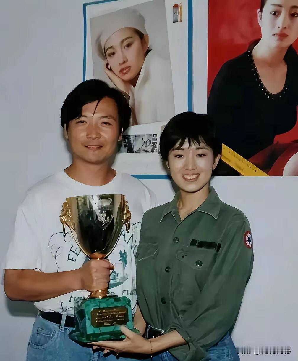 这是一张老照片了，照片中的巩俐，看起来还非常的年轻，感觉不到20岁的样子，站在她