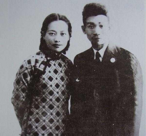 1945年8月29号夜里，郁达夫穿着睡衣走出巴爷公务的家，再没回来。不是走丢了