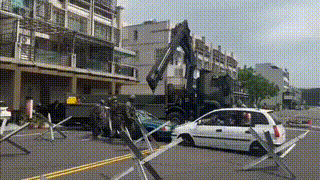 台湾省汉光演习，用两辆报废小车，意图阻止解放军行进。台湾省网友拍到后直呼，这些