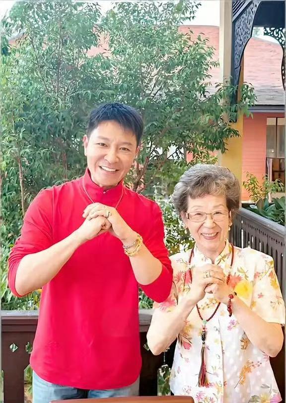 50岁的李宗翰，至今未婚未育，选择了一种独特的生活方式——十年来，他带着年过八旬