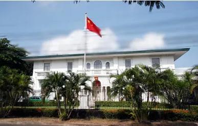 我们使馆12人要留一起留，要走一起走！有关人士要认真听听中国使馆发言人的回答。中