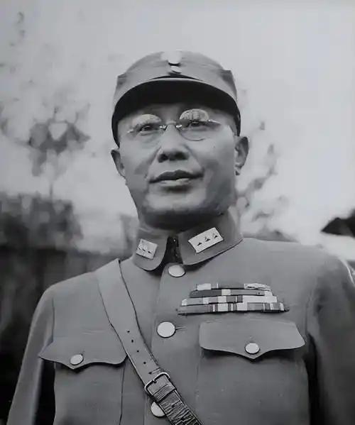 1943年，黄维见军粮发霉还掺着砂石，给何应钦的办公室寄去了一袋。何应钦大怒，派