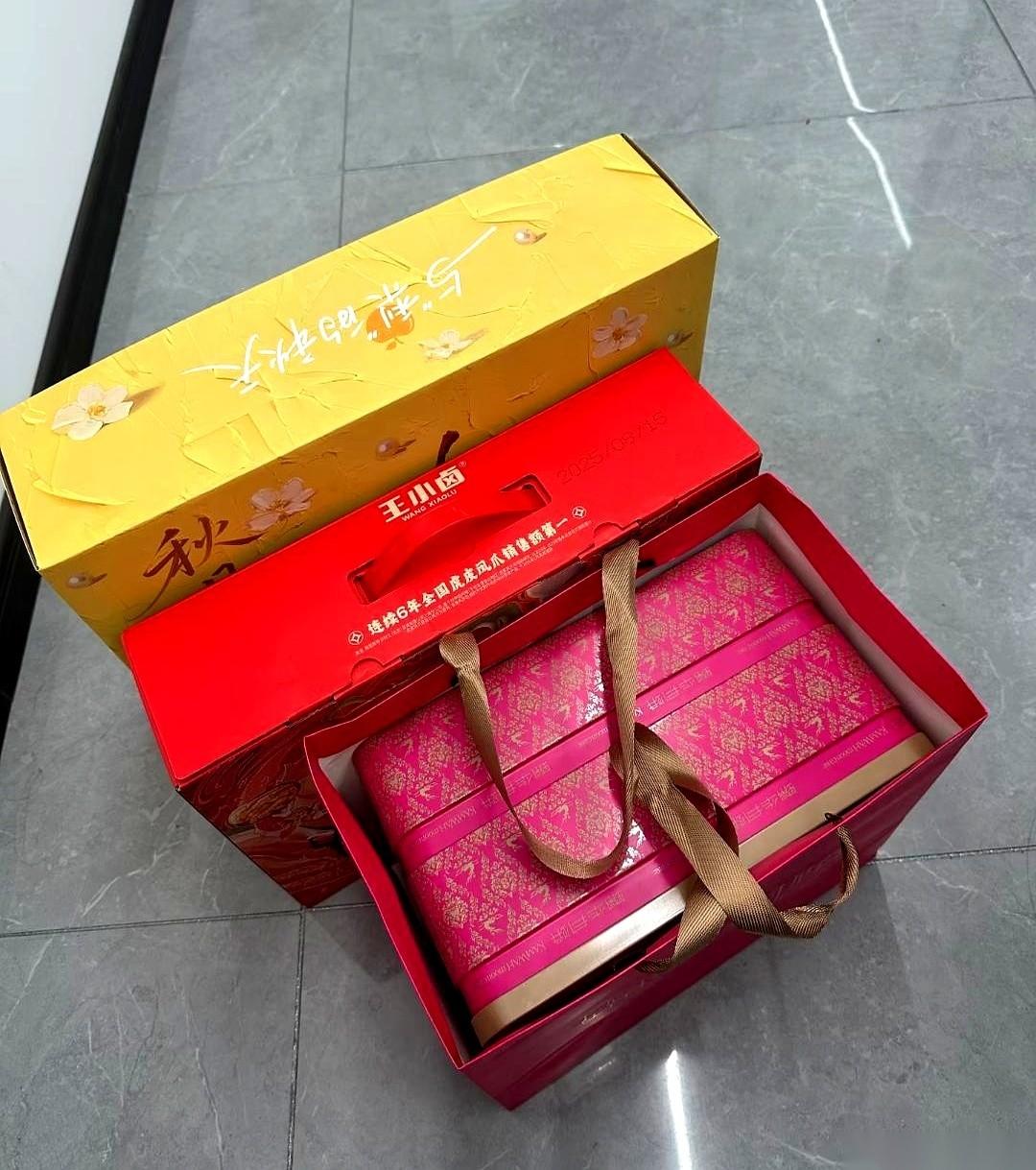 “哧啦”一声响，在一则网传的家庭纠纷里，带着金边塑封膜的第六个礼盒，被大姑姐一把