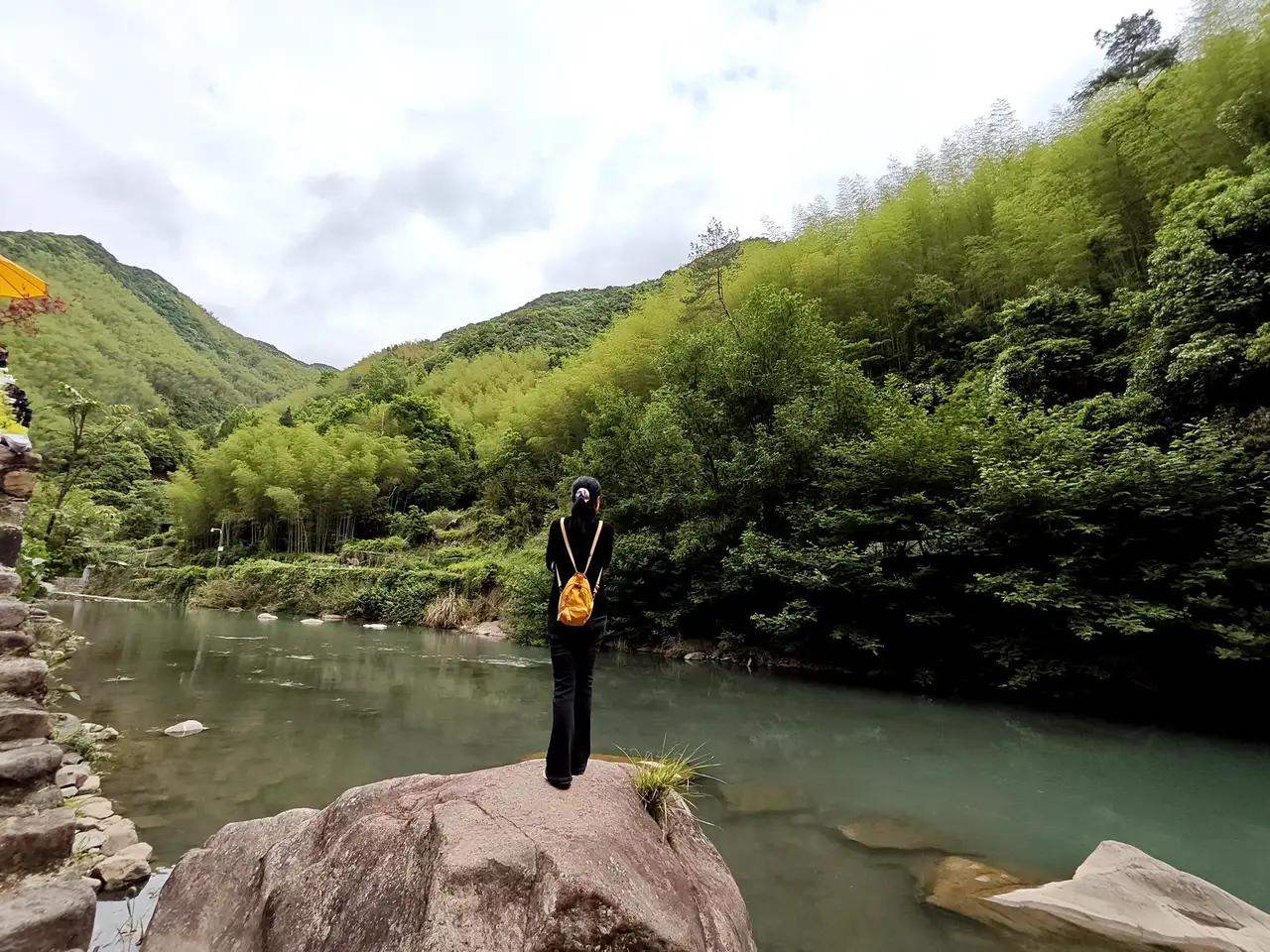 浙江省杭州市桐庐县风景优美，景色宜人。美食也吸引着众多游客前来品尝，这里的河虾和