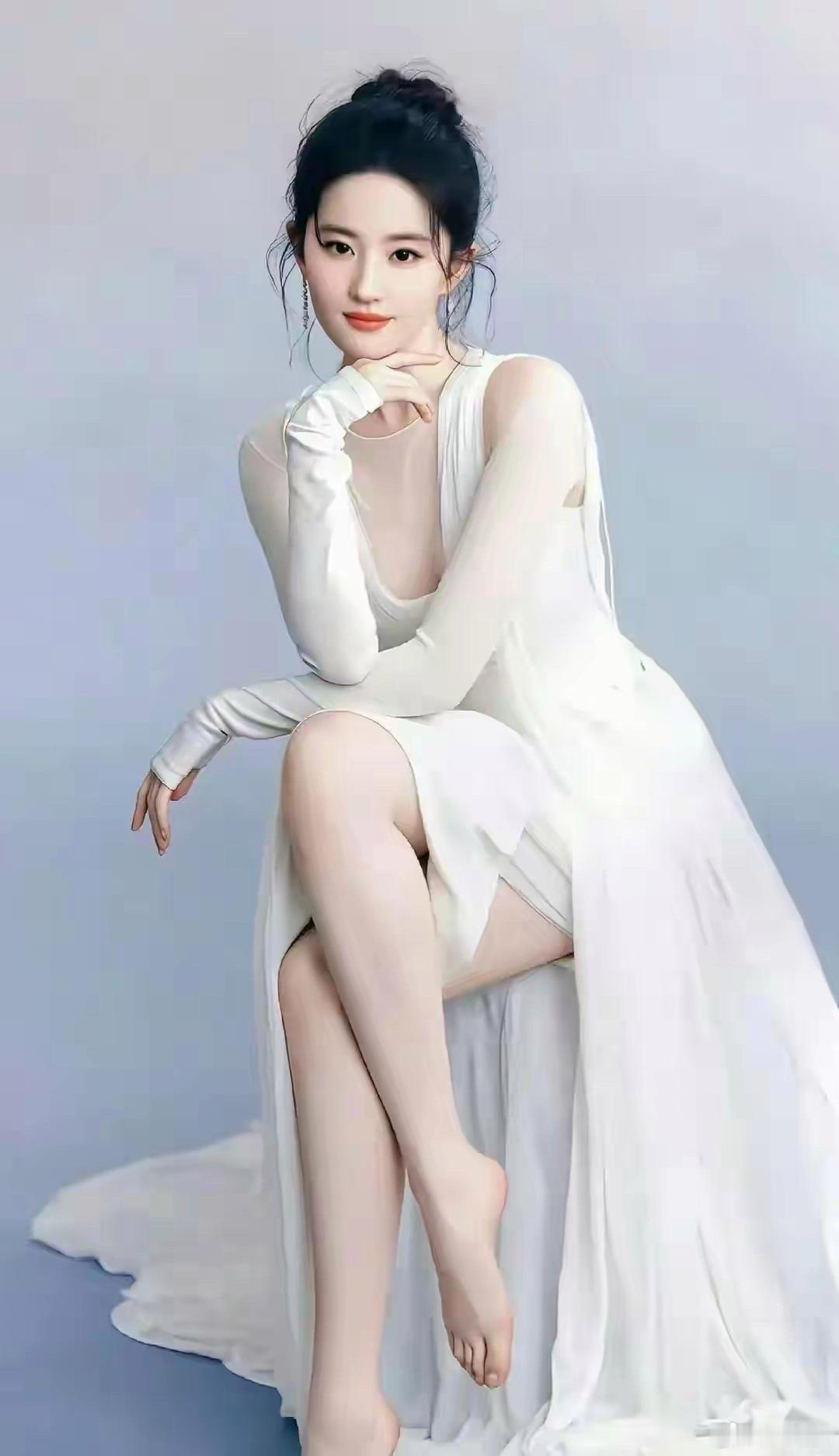 刘亦菲光脚出镜，双脚白嫩又干净，自带清丽质感。