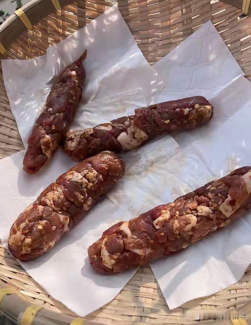 做腊肠竟然都不用肠衣？难道现在的年轻人都这么任性吗？看到一位网友在家做的腊肠，可