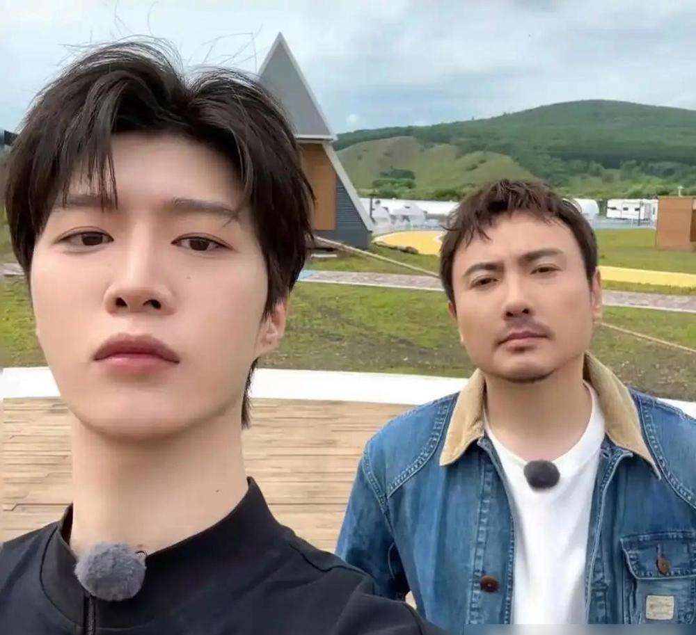 沈腾在庆功宴上笑着对范丞丞说：“飞驰4你别来了。”范丞丞当场僵住，只剩尬笑。