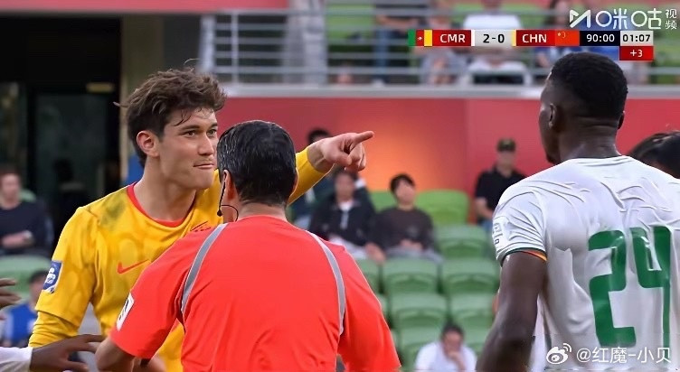 必须夸夸拜合拉木！他是国足罕见的推土机式前锋，身体强壮、敢对抗、拼抢不惜命。主帅