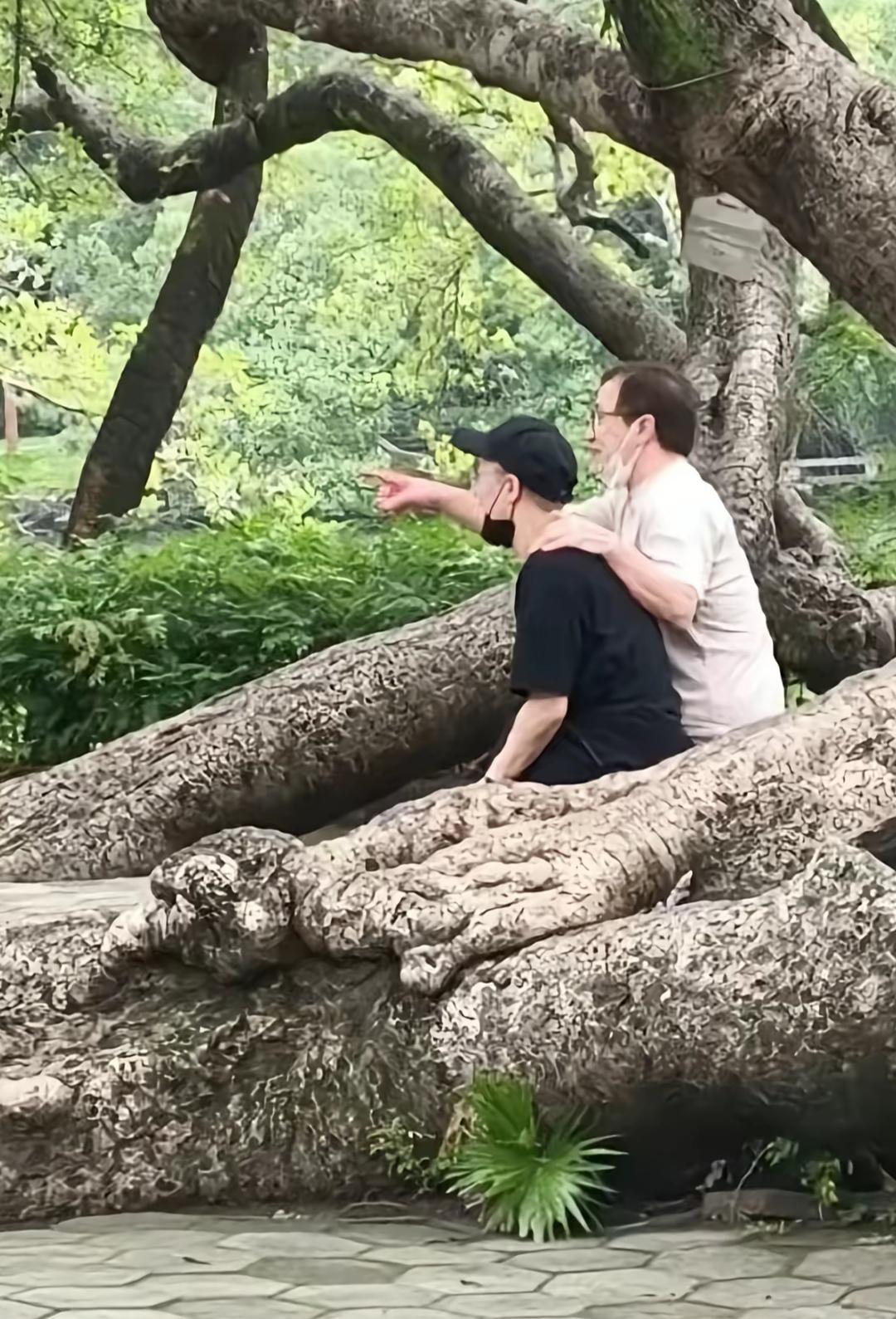 成龙72岁生日，他没有拍戏，也没有开派对，而是带着儿子房祖名，在广东惠州