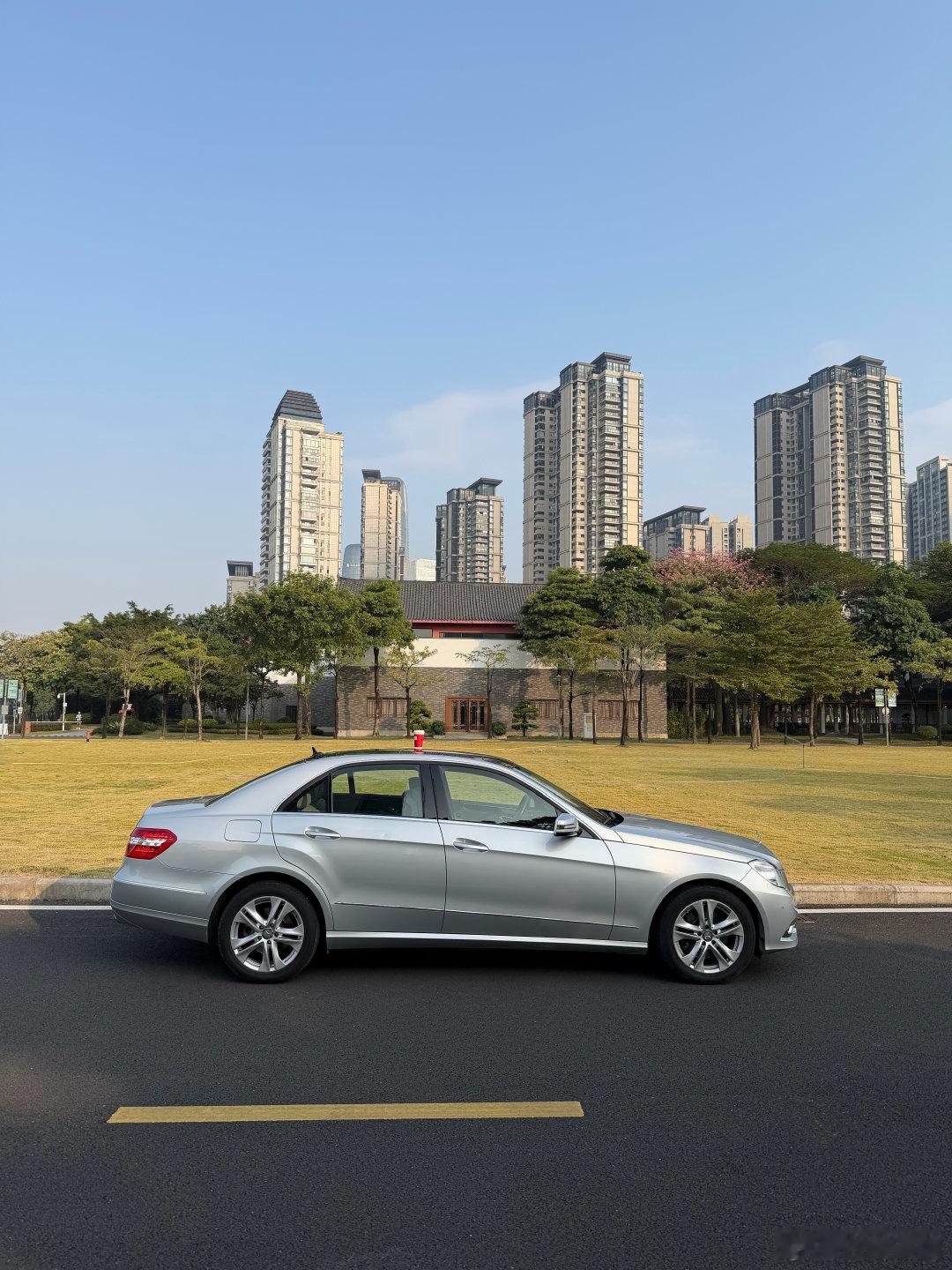 今天又与两台奔驰E级度过