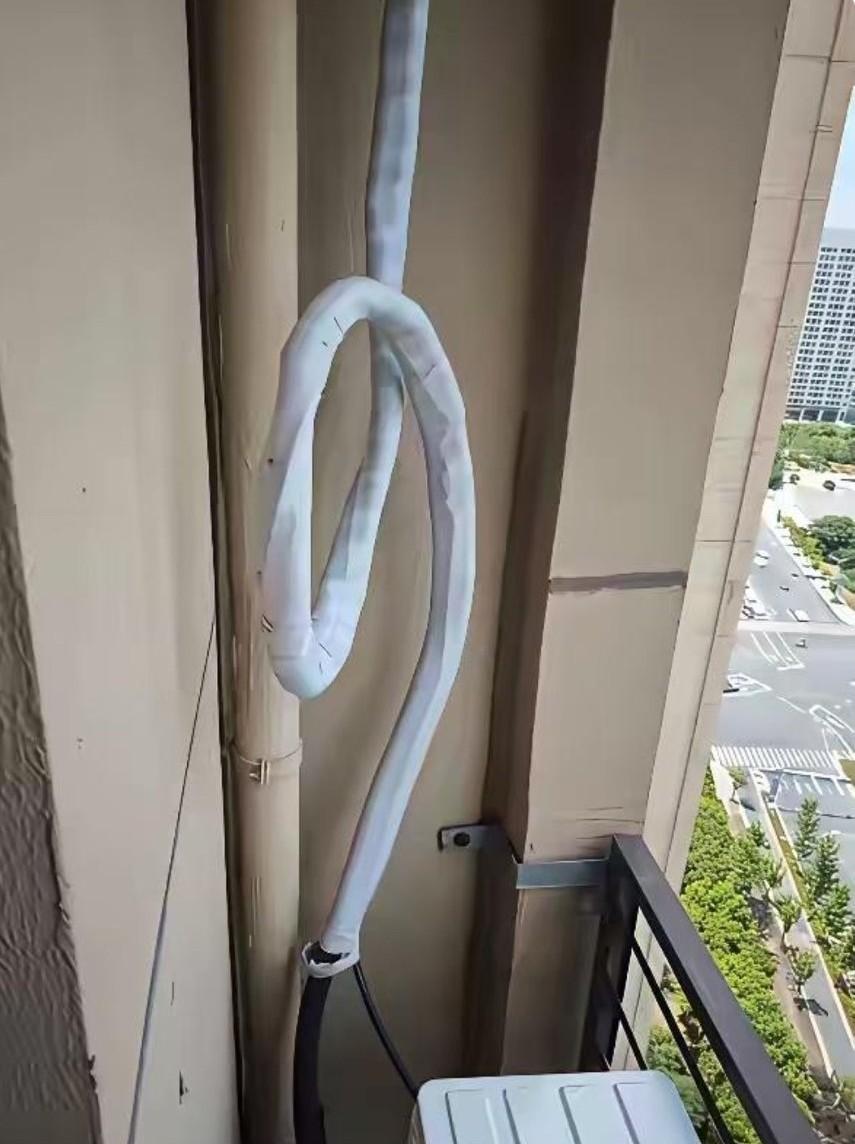 新家装空调，师傅一上门就说管子不够，得加两米。加钱我也认了，可装完之后我直接傻眼