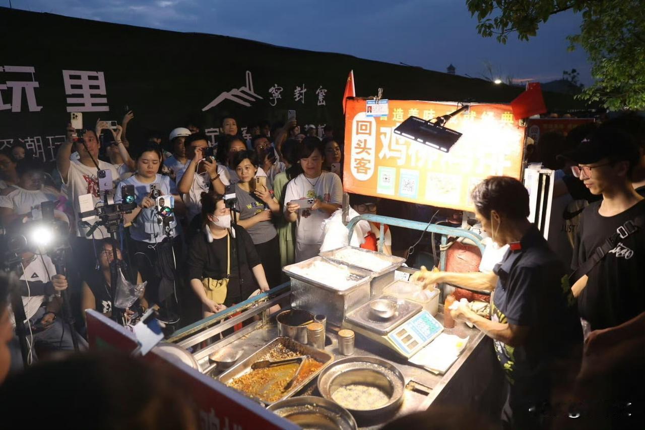 鸡排哥被挤到窒息：流量狂欢里，最累的人反而没赚到景德镇鸡排哥那句“别挤，要