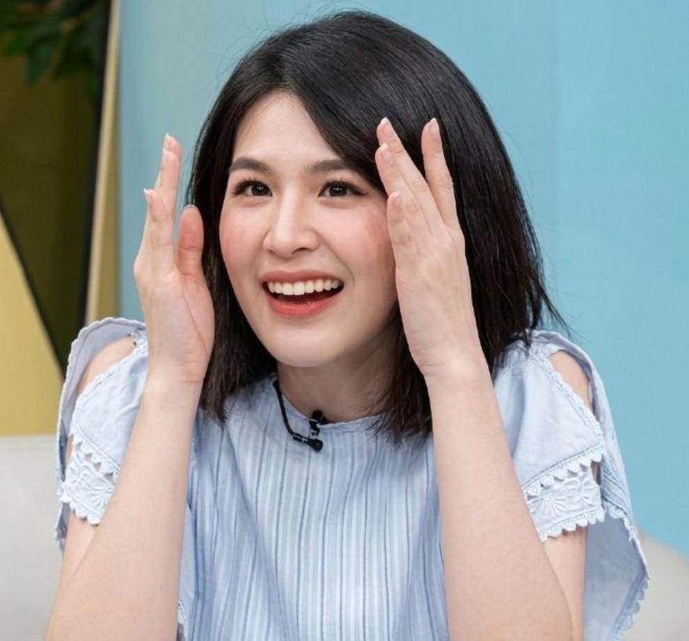 曾沛慈热度断层第一！哪是突然红是青春终于有回响了乘风初舞台一落幕，她