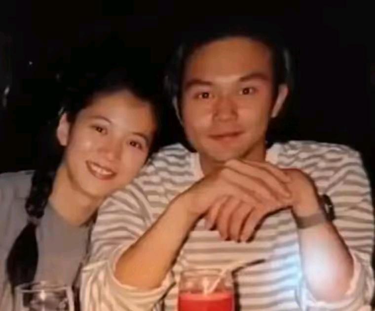 袁咏仪张智霖结婚25年的短片一刷到就看哭了。2分17秒，从1992年《边城浪子》