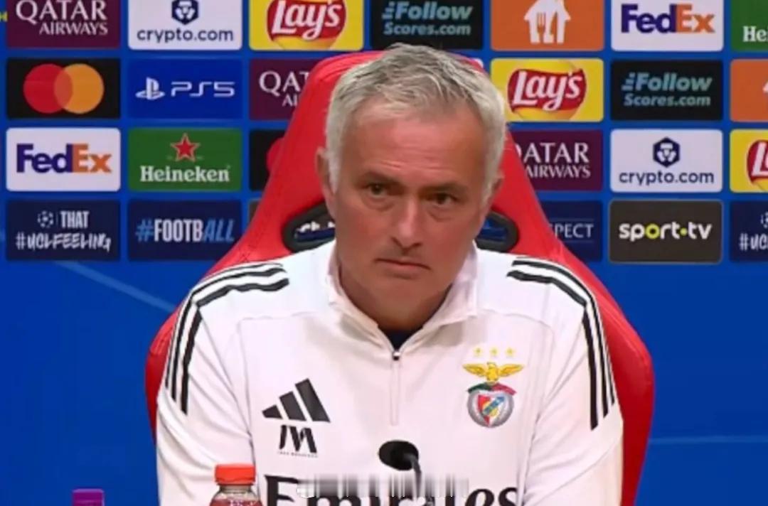 穆里尼奥在新闻发布会上表示，他是少数没有被皇马解雇的教练之一。穆帅说：“我是少数