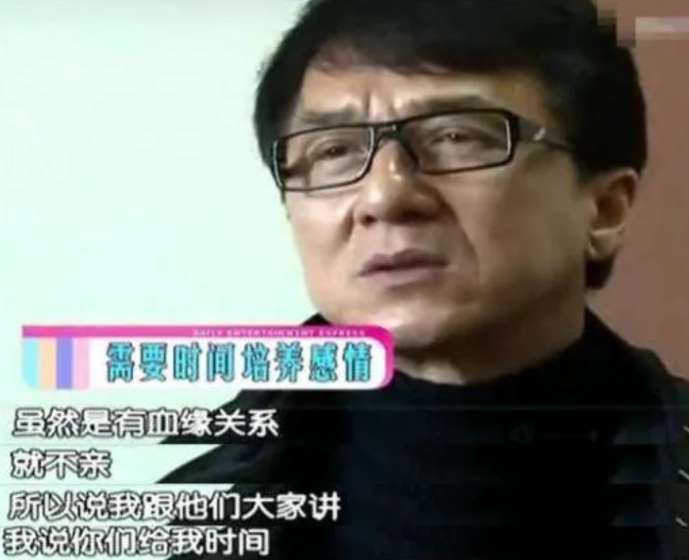 90年代中期，成龙的母亲陈莉莉身体每况愈下，他同母异父的二姐陈桂兰主动对成龙说：