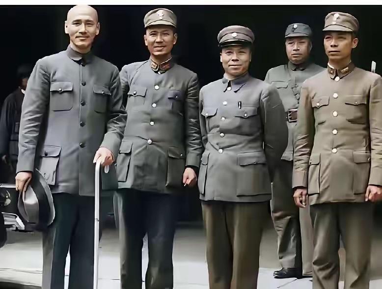 这张合影，能认识3个人以上的都是历史高手。这张照片拍摄于1938年春，徐州会战