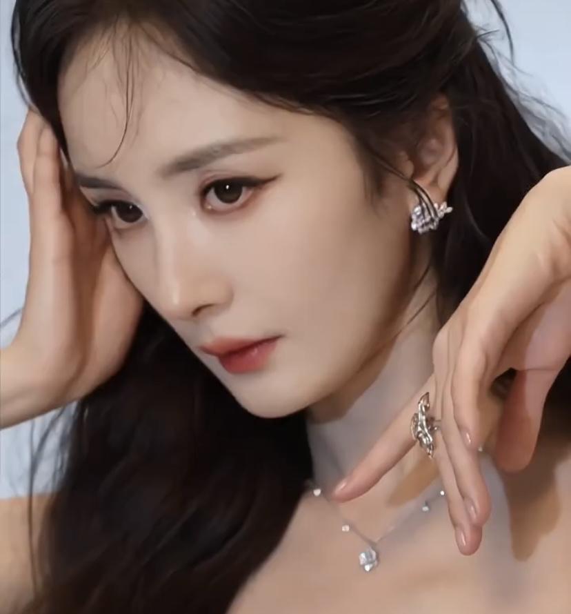 杨幂每次参加活动都美得让人窒息。近段时间她一身白衣现身澳门活动，状态好到爆，好