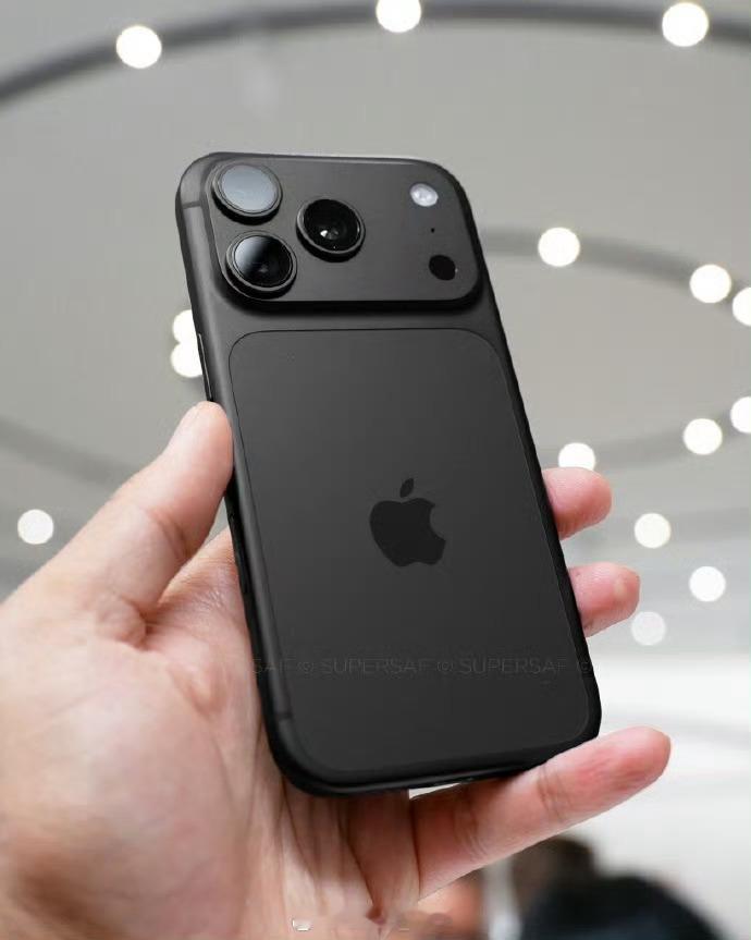 小米17Pro这两台黑色版的手机你觉得是小米17pro的好看还是iPhone