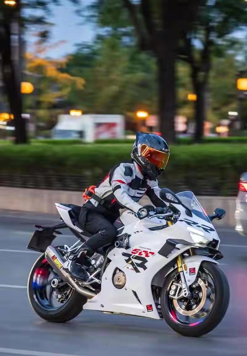 九十多场世界级比赛，只拿过一次冠军。这个成绩单，换谁都得认命了吧？可偏偏有人不