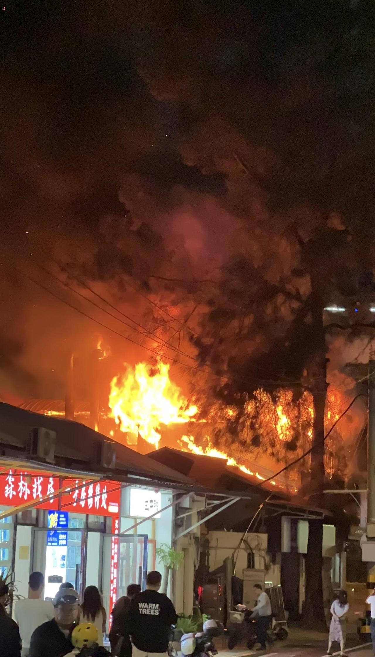 厦门厦禾路发生大火灾火灾刚厦门又发生一起大火灾了，天气干燥，不知道火灾原因，