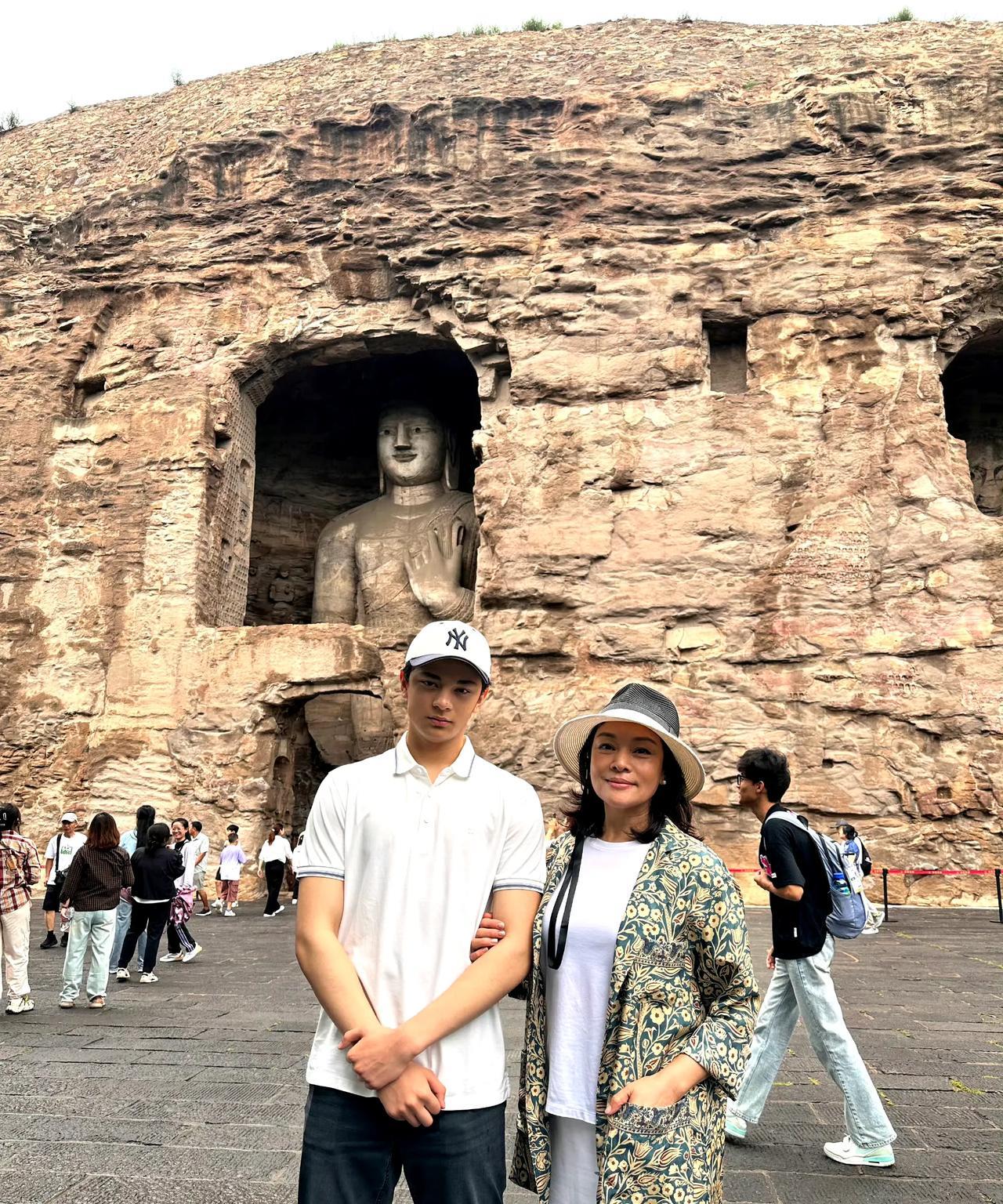 她上个月还在欧洲陪外国老公，如今又带着儿子去云冈石窟游玩了，人家嫁给外国人，一家