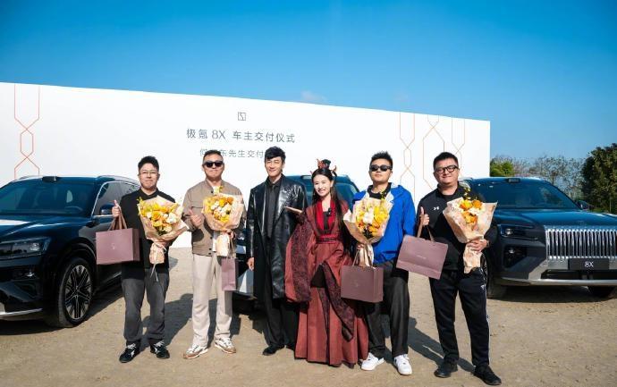 最近何润东去提车了，他这次搭配了一身黑色的衣服，看上去特别的酷，也格外的有型。