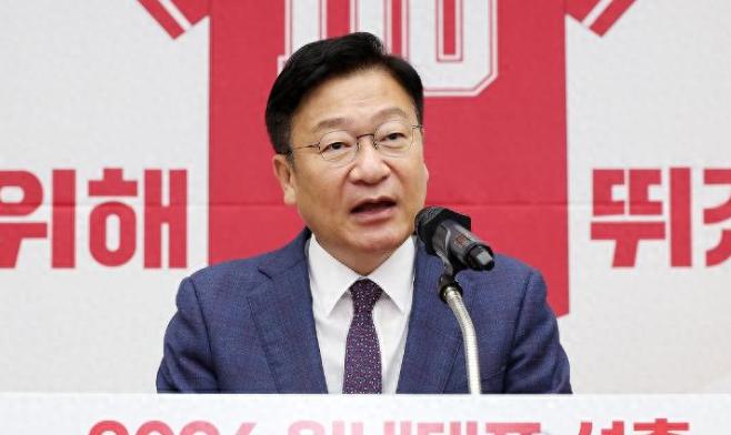 还记得外界形容韩国政坛那句话，上台即清算、执政即高危、卸任即入狱，民主外壳下的“