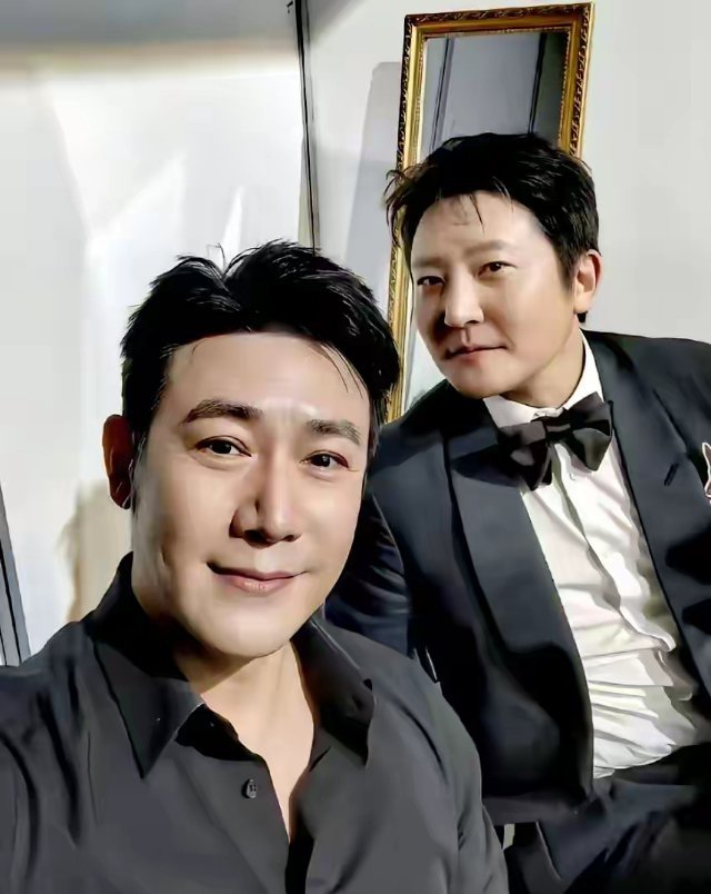 年轻时的陆毅和郭京飞，时隔多年今昔对比。陆毅娶了姐姐鲍蕾，郭京飞娶了妹妹鲍莉，两兄弟直接成了一家人，