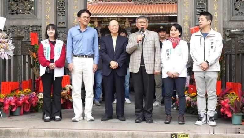 柯文哲回本命区拜年：台北市议员定要全垒打今（19日）为大年初三，柯文哲与民众