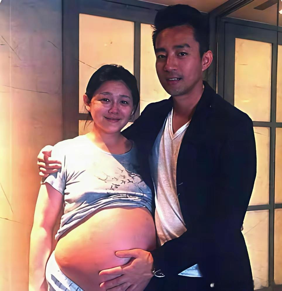 马筱梅展示孕肚，汪小菲一脸宠溺，大S当年也一样，脸上都是幸福的模样！！！