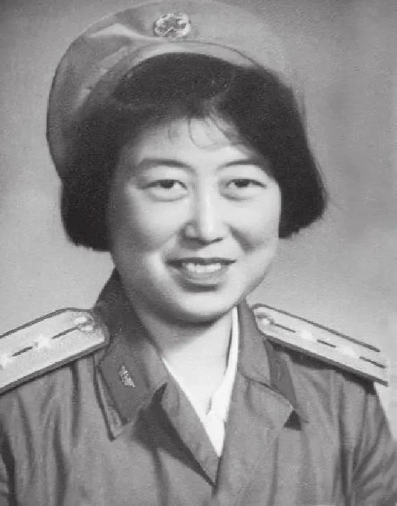 1964年，热恋中的女飞行员，被派往西北执行绝密任务，结束后回家结婚。可是怀了2