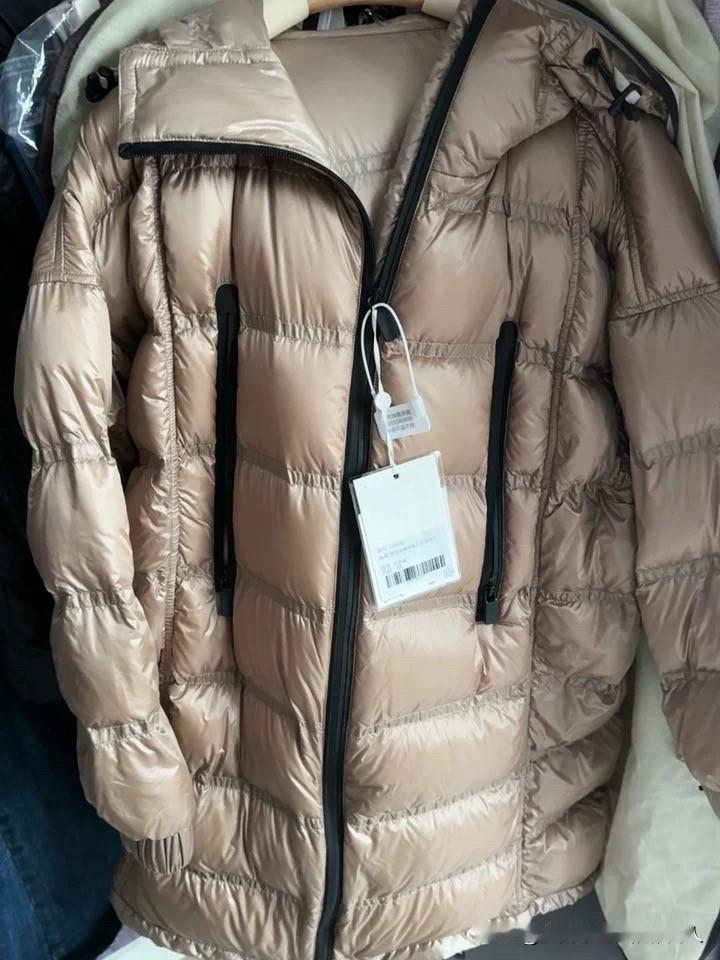 昨晚想着过两天会降温，先把今年新买的那件羽绒服拿岀来，结果翻遍衣柜都没找着！我赶