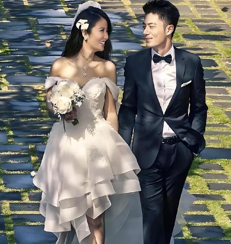 7年没吵过架的明星夫妻，秘诀是「禁止浪漫」。霍建华直接按住林心如刷抖音的手：「