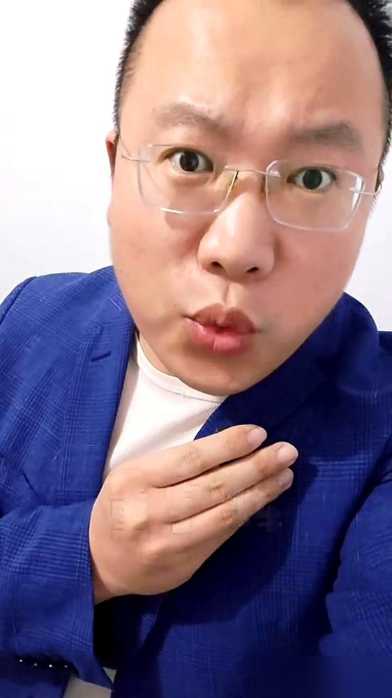 陈思诚真把董宇辉当傻子了？当众许诺和王宝强搭戏，20个月过去竟是一场空。想