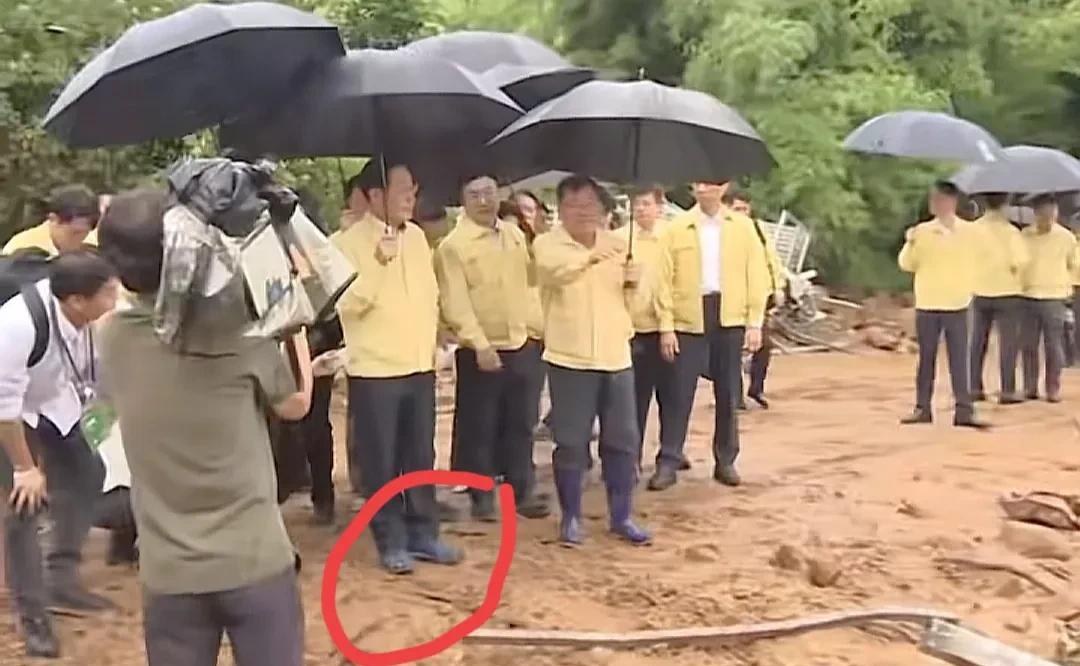 今天李在明冒着小雨到庆尚南道一处受暴雨洪灾影响的村庄视察。这次视察，李在明继续