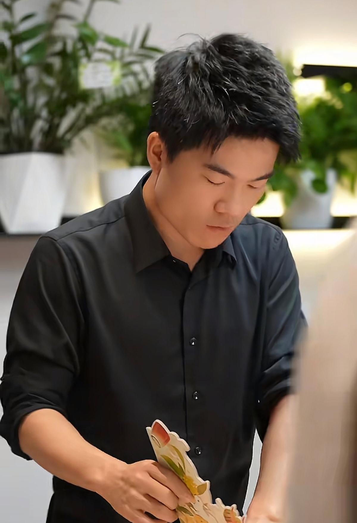 你以为董宇辉的成功是踩到了时代的红利，他却说是观众莫名的善意、朴素的信任带来的机