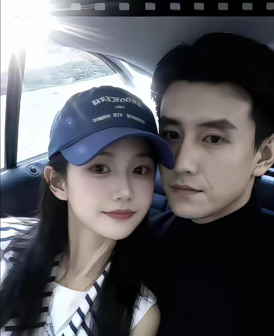 爆红后，他第一件事是公开那个陪他挤了8年地下室的女孩。这女友这么漂亮，都可以去演