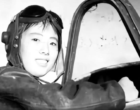 1970年，许华山在南京招飞站陪姐妹量体格，反倒被主检官相中。填单问爹，她随