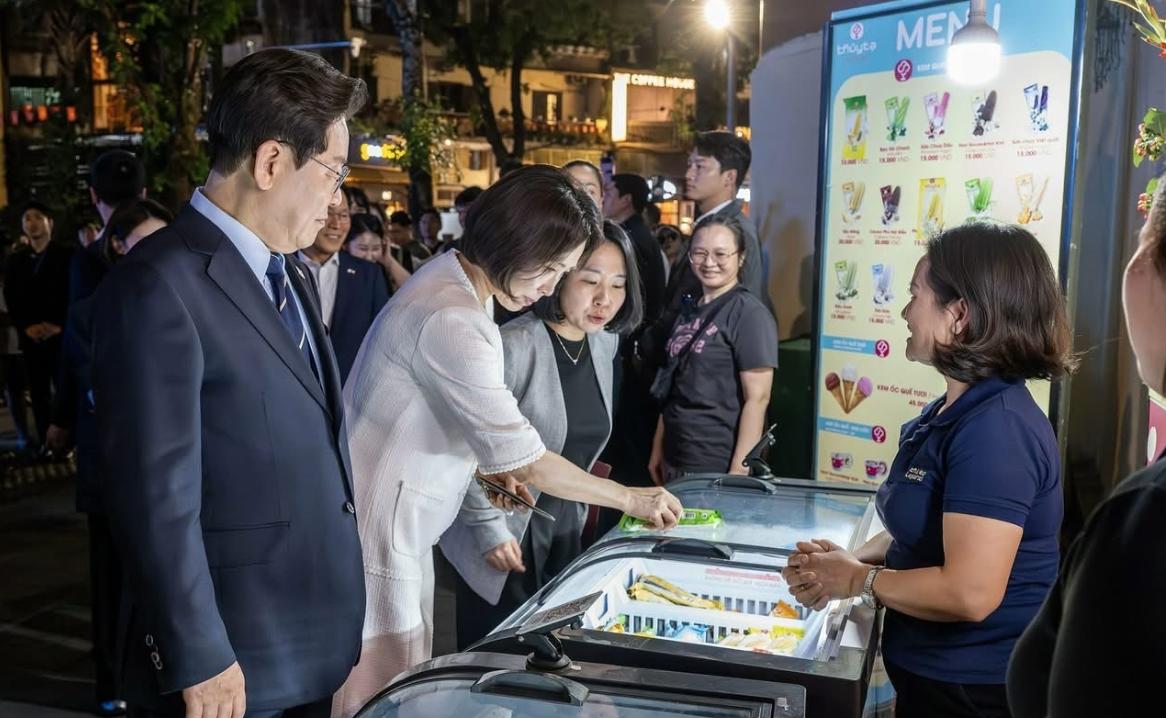 金惠景在越南逛夜市，买了好多雪糕（水榭冰淇淋）；4月23日韩国夫人在越南逛夜市，