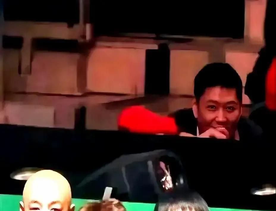 邱贻可站在通道口，手里攥着工作证，还是被安保一句“没票不能进”挡在决赛门外。他