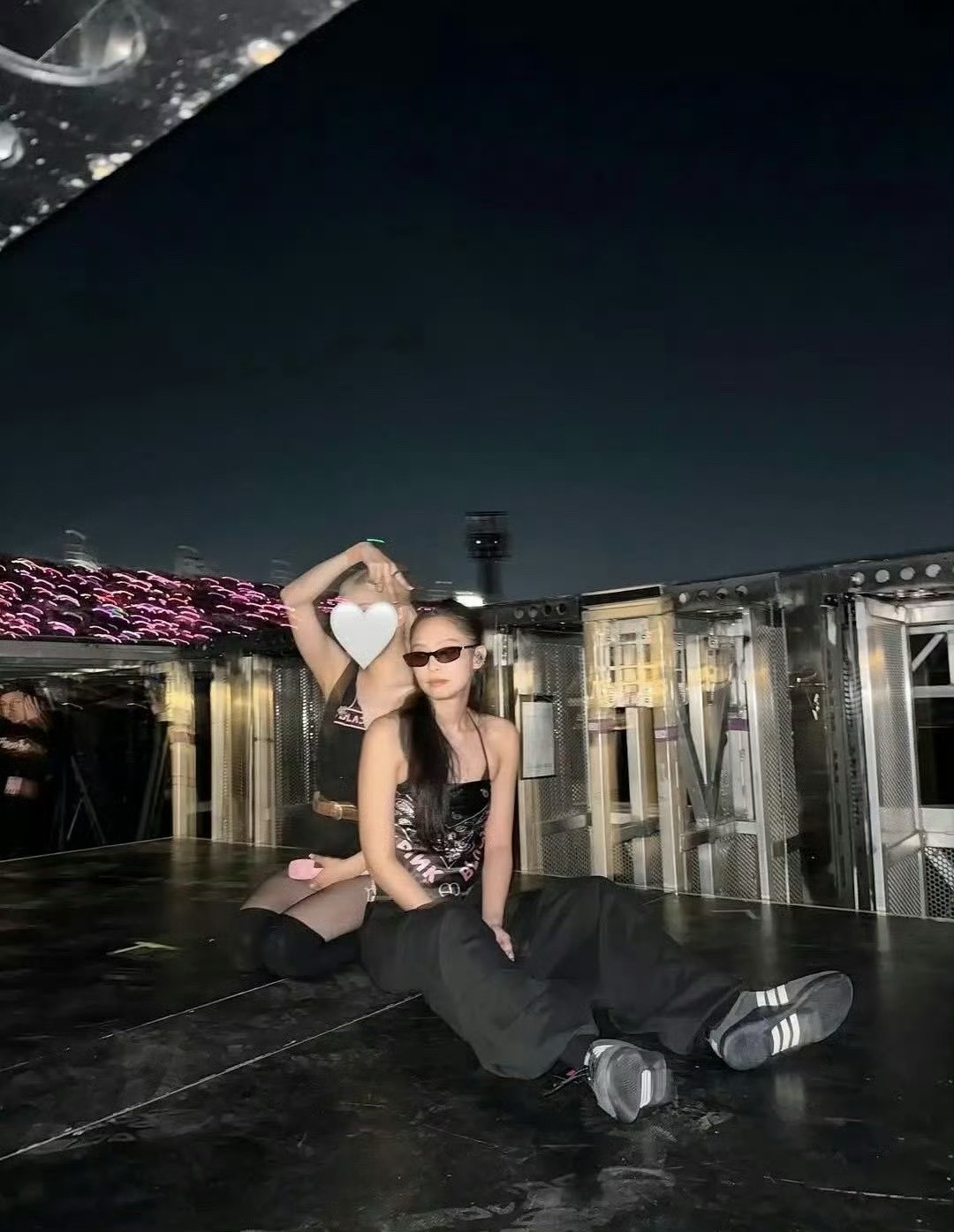 朴彩英ins合照不发Jennie正脸这算是谁扳回一城吗？​​​