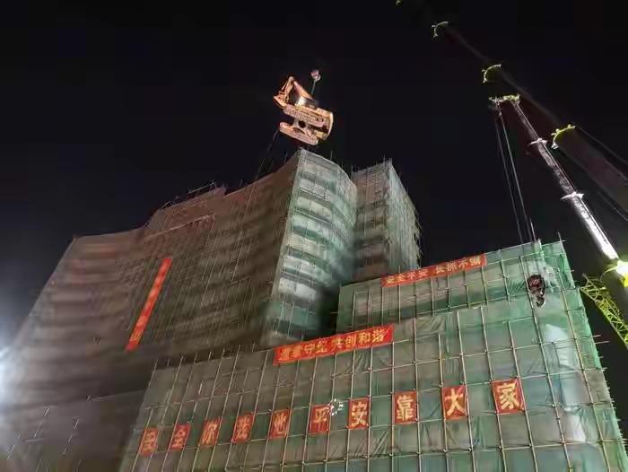 天龙大厦倒计时正式开始，已经有挖机爬到了顶端，挖下了第一铲。因为离济南站太