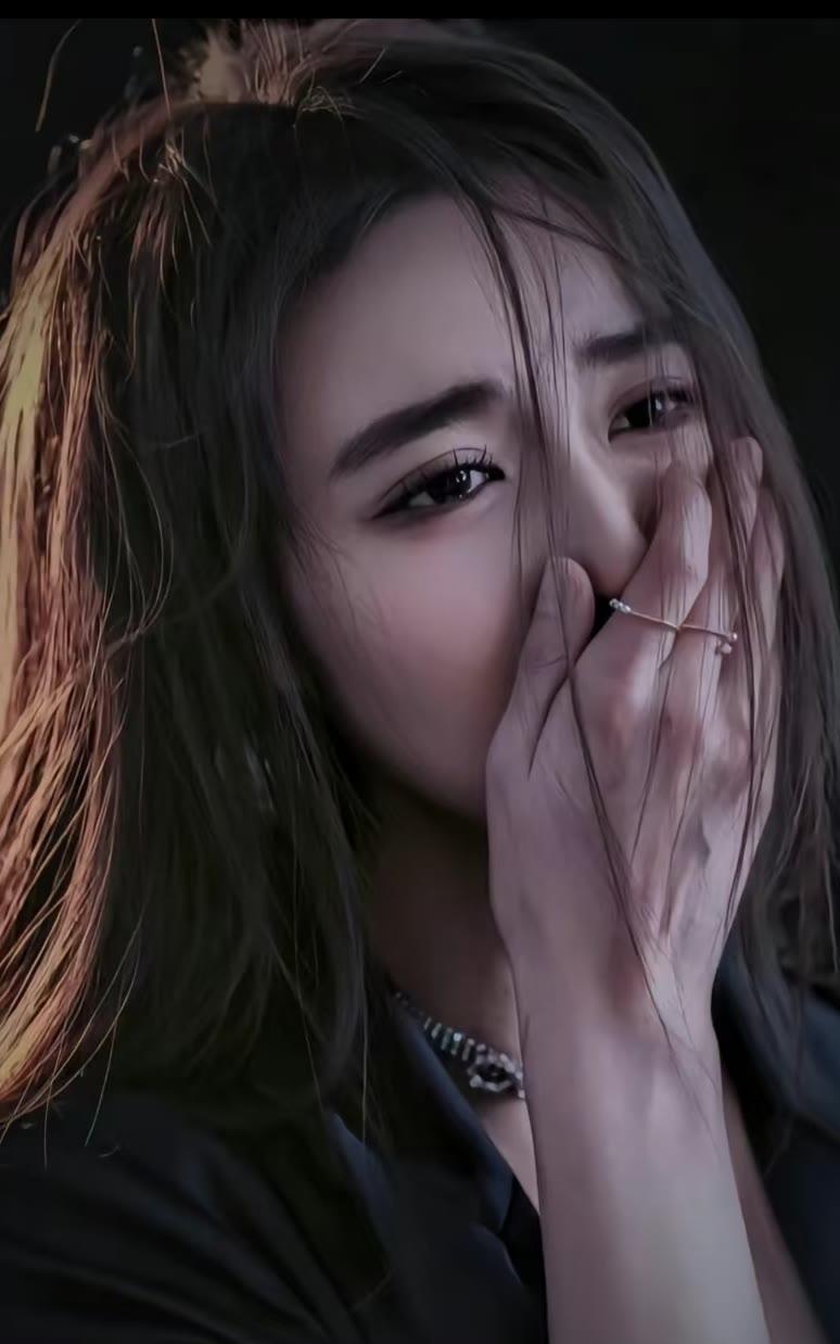 神秘少女，轻抚面纱，静谧如梦