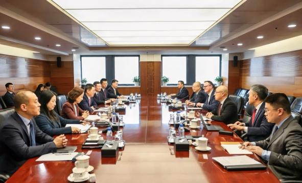 不等了，美国派人来华，美国资本与中方会面，中美在经贸关系等议题进行了交流，并达成