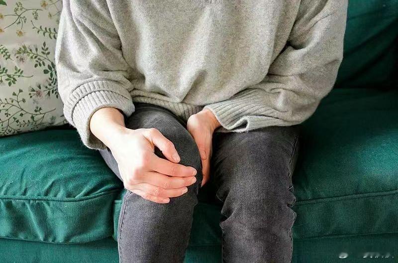 久坐伤人最近一段时间，我常感到右膝不适。今天请教了朋友，原来不仅仅是跑步伤膝盖，